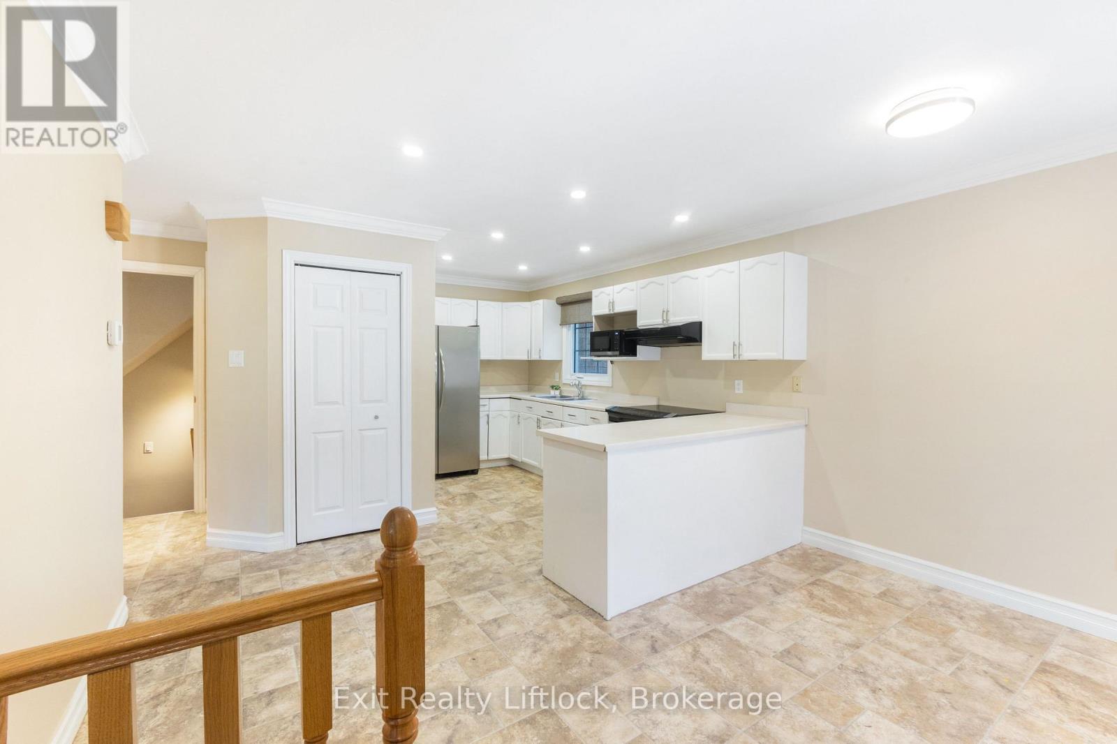 958 Smithside Court, Peterborough (Monaghan Ward 2), Ontario  K9J 8E2 - Photo 6 - X13683686
