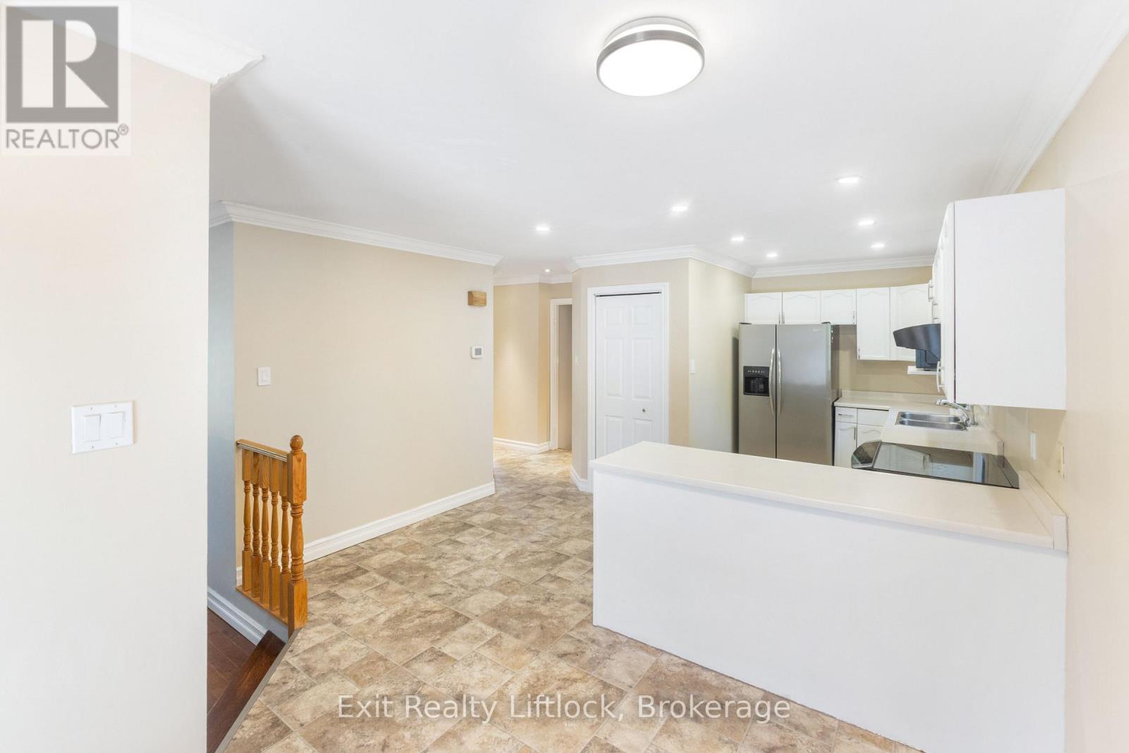 958 Smithside Court, Peterborough (Monaghan Ward 2), Ontario  K9J 8E2 - Photo 7 - X13683686