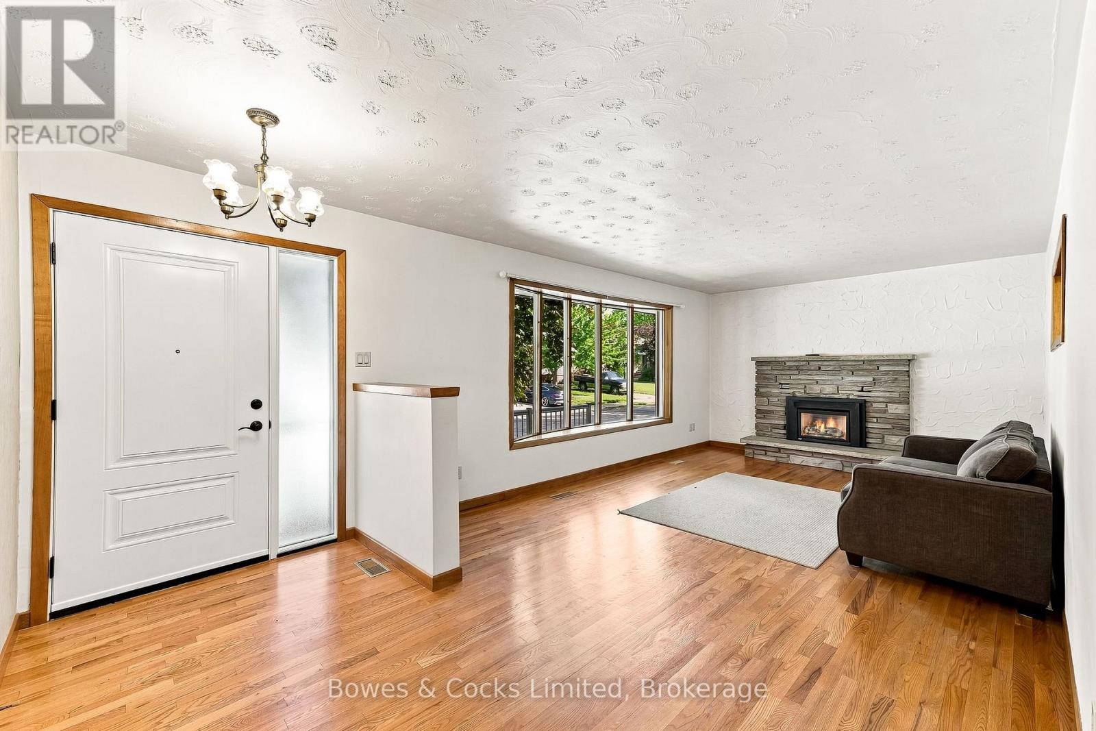 687 Lundy's Lane, Peterborough (Otonabee Ward 1), Ontario  K9J 4J9 - Photo 6 - X13686336