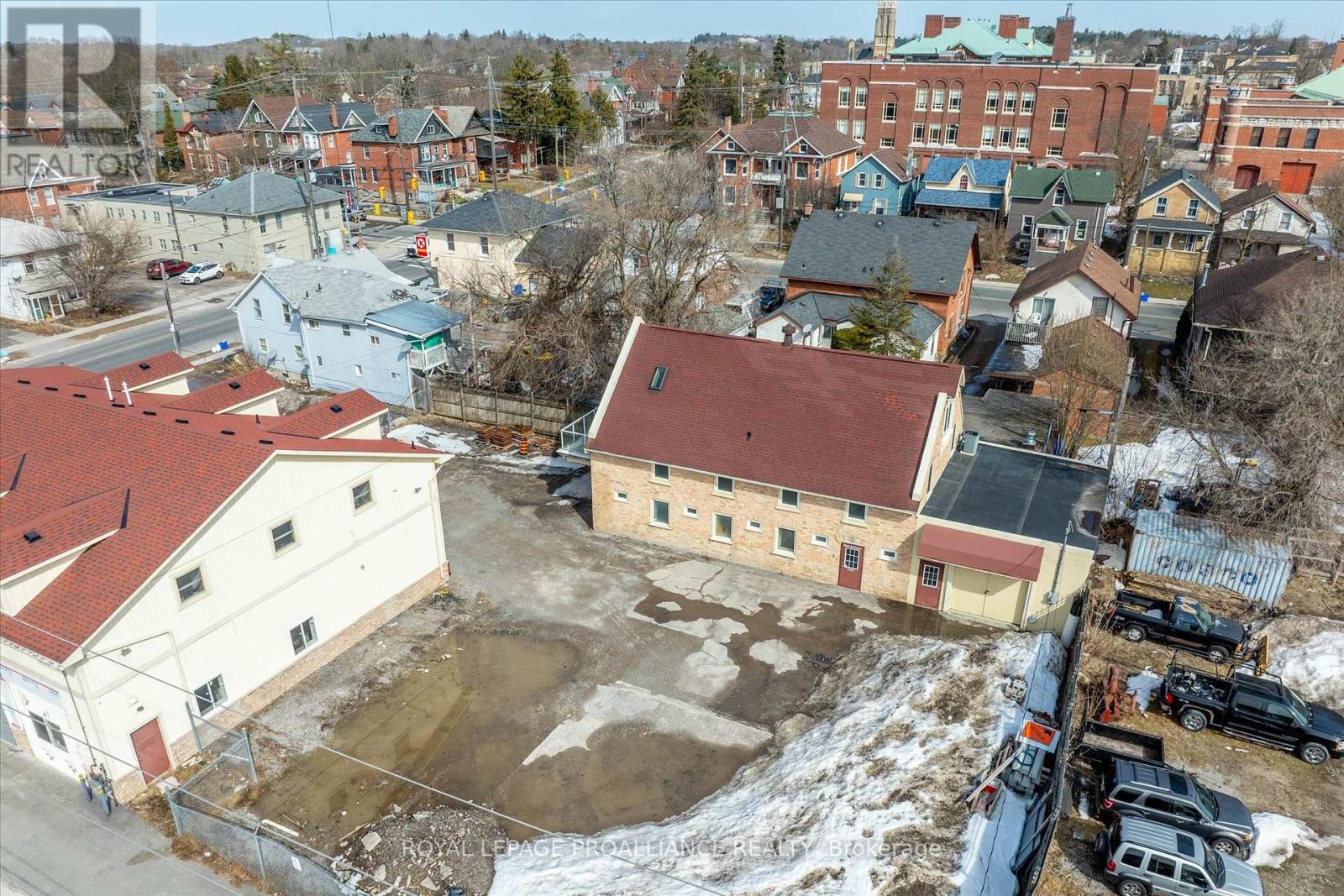 Upper Unit - 255 Mcdonnel Street S, Peterborough (Town Ward 3), Ontario  K9H 2W2 - Photo 2 - X13686906