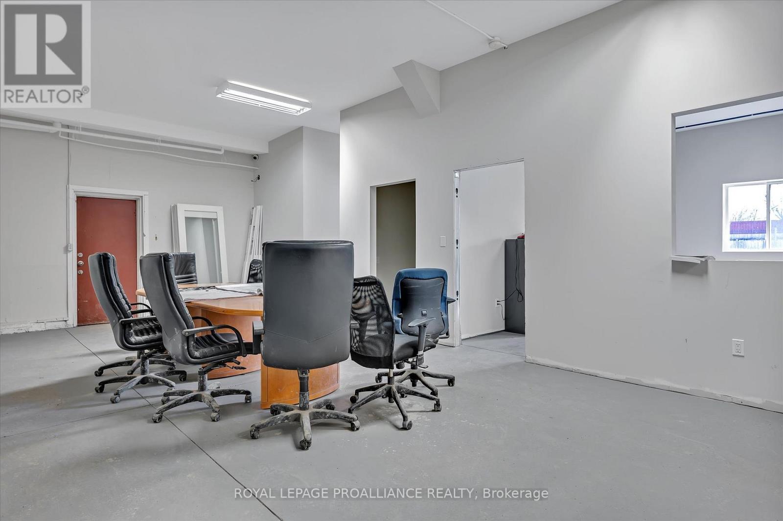 Upper Unit - 255 Mcdonnel Street S, Peterborough (Town Ward 3), Ontario  K9H 2W2 - Photo 4 - X13686906