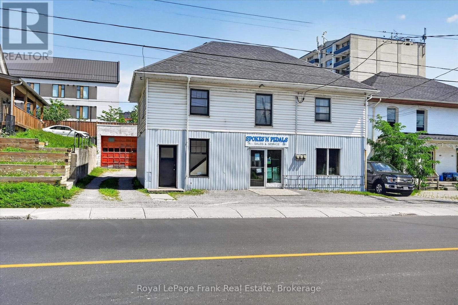 464 Aylmer Street N, Peterborough (Town Ward 3), Ontario  K9H 3W2 - Photo 2 - X13688336