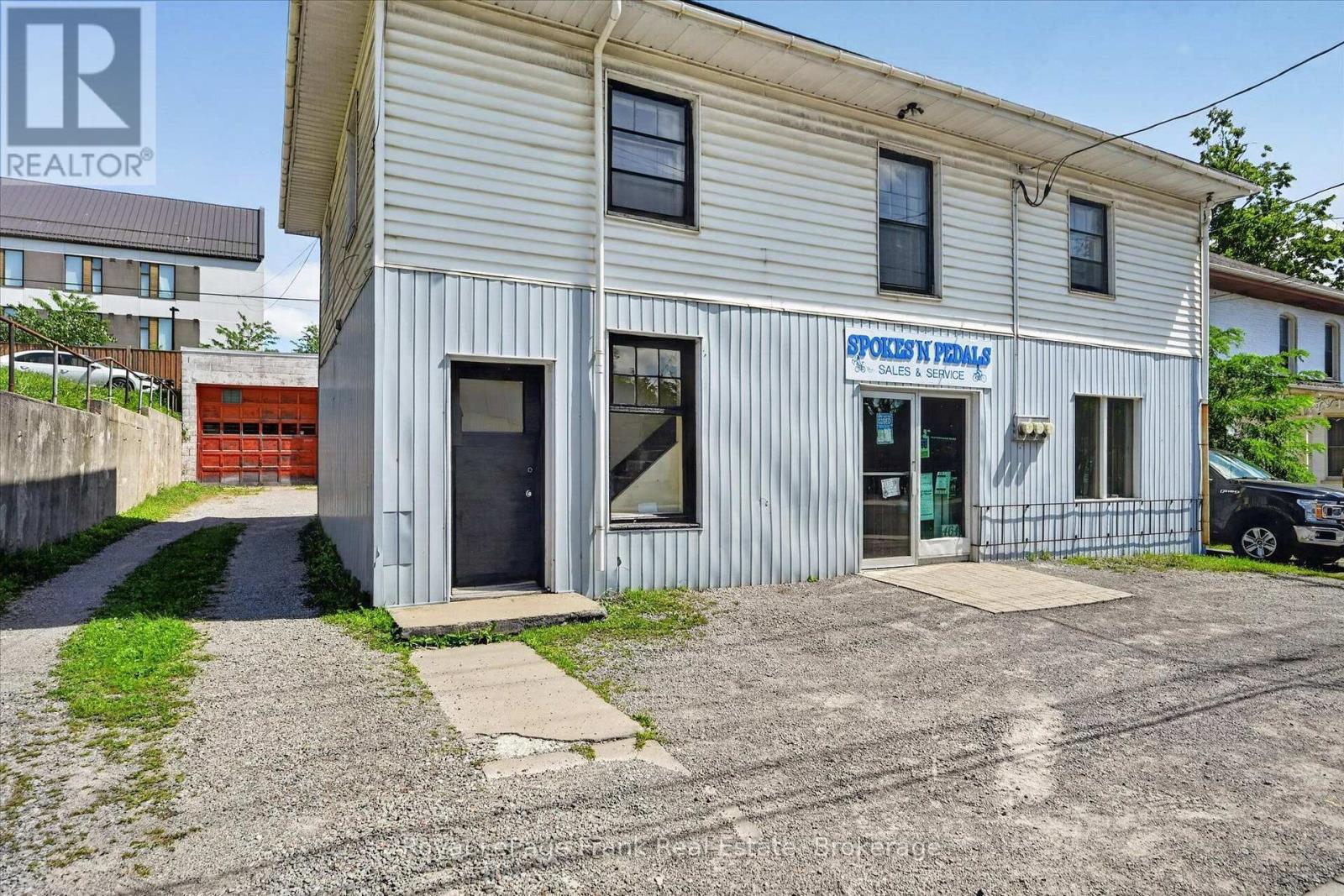 464 Aylmer Street N, Peterborough (Town Ward 3), Ontario  K9H 3W2 - Photo 3 - X13688336