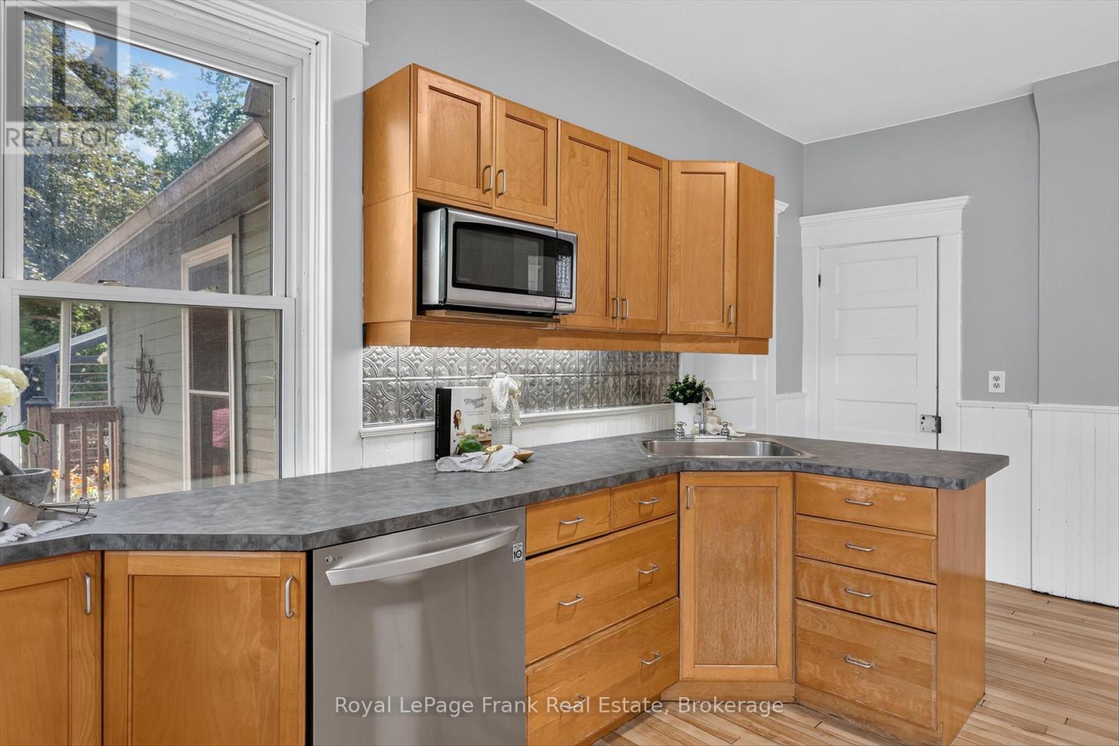 121 Romaine Street, Peterborough (Town Ward 3), Ontario  K9J 2C1 - Photo 17 - X13690454