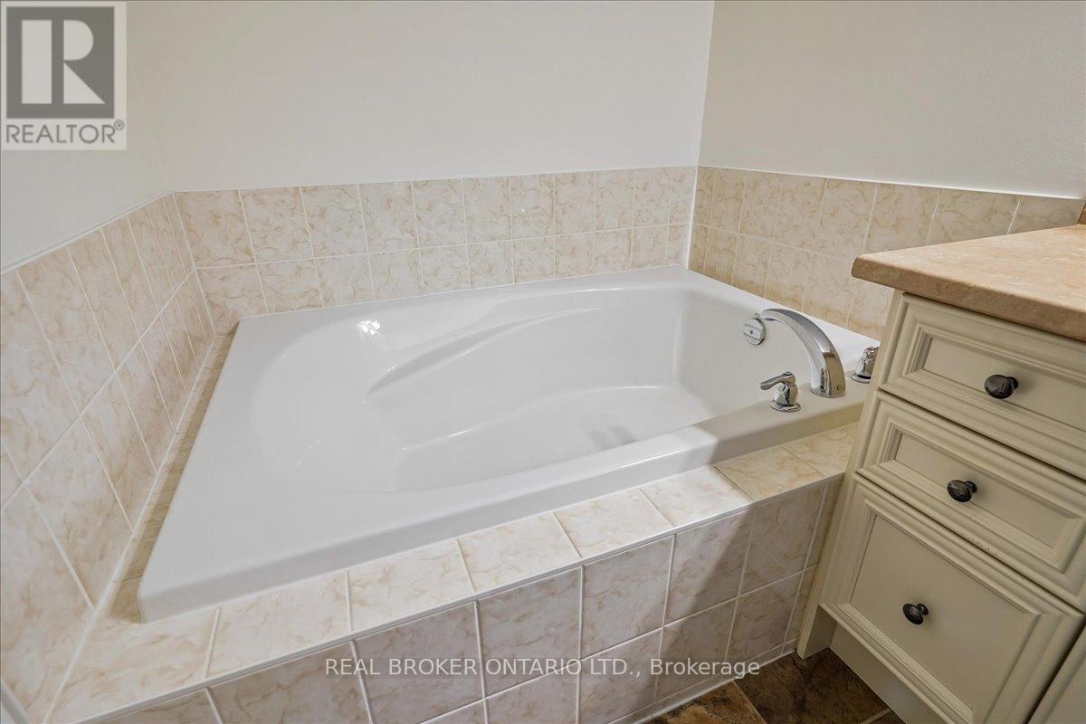 90 Erskine Drive, Clarington (Newcastle), Ontario  L1B 0C8 - Photo 16 - E13693044