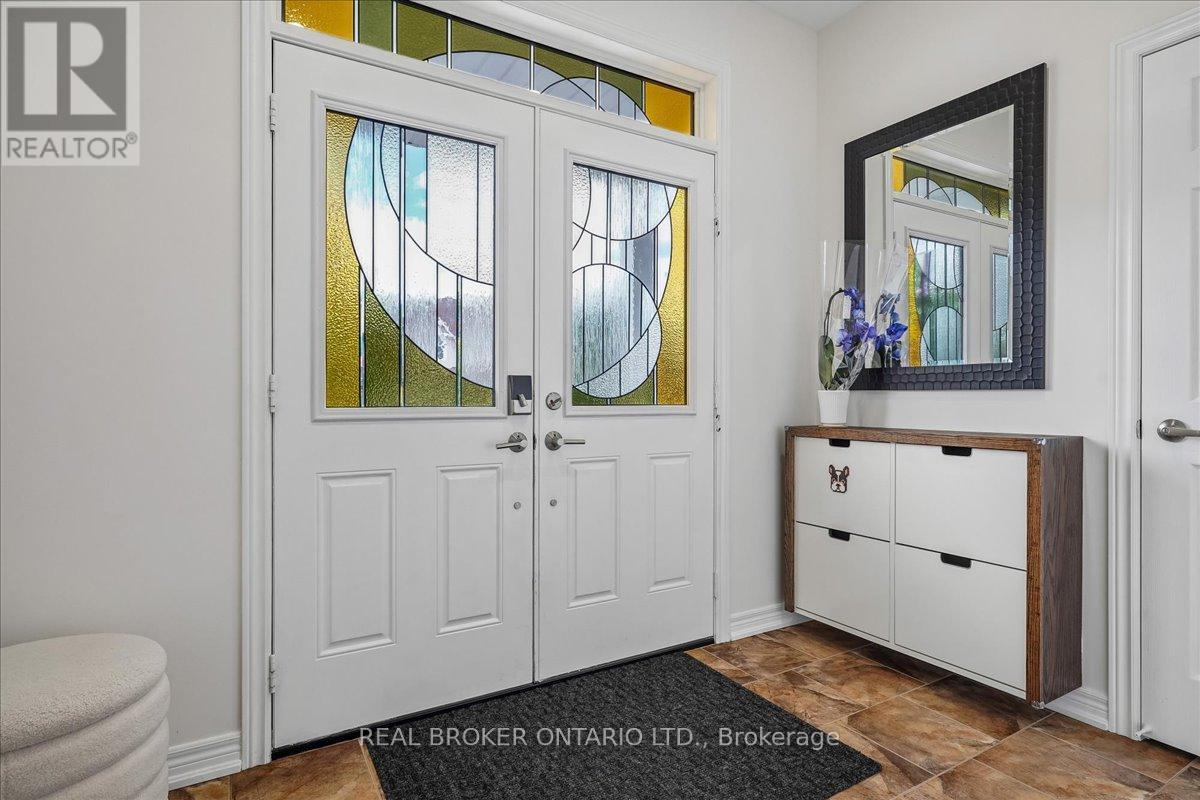 90 Erskine Drive, Clarington (Newcastle), Ontario  L1B 0C8 - Photo 2 - E13693044