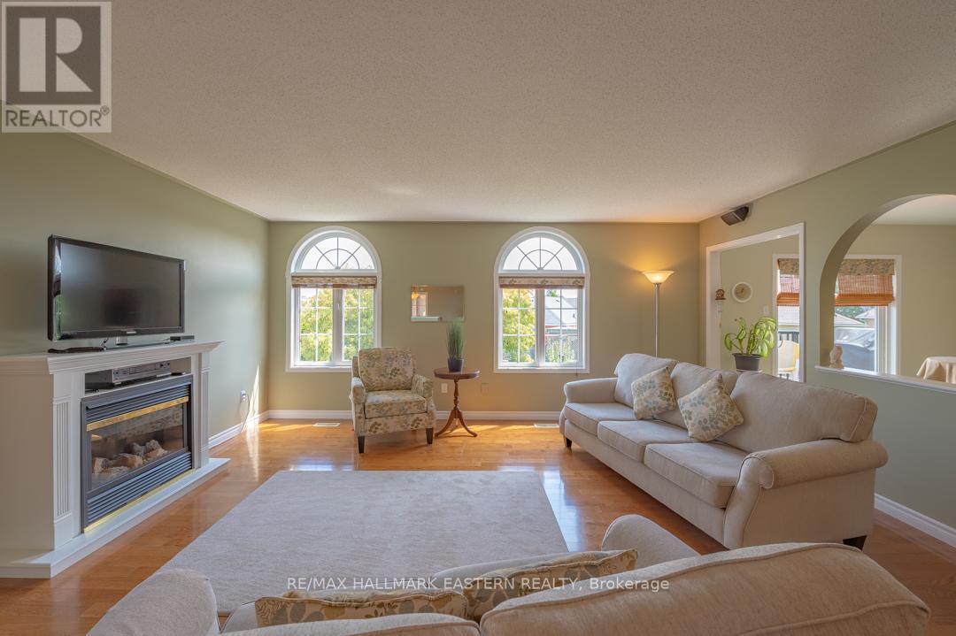 20 Ferguson Place, Peterborough (Northcrest Ward 5), Ontario  K9H 7M9 - Photo 2 - X13695074