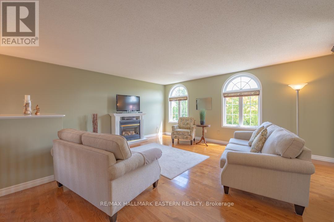 20 Ferguson Place, Peterborough (Northcrest Ward 5), Ontario  K9H 7M9 - Photo 3 - X13695074