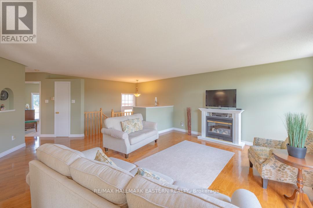 20 Ferguson Place, Peterborough (Northcrest Ward 5), Ontario  K9H 7M9 - Photo 4 - X13695074