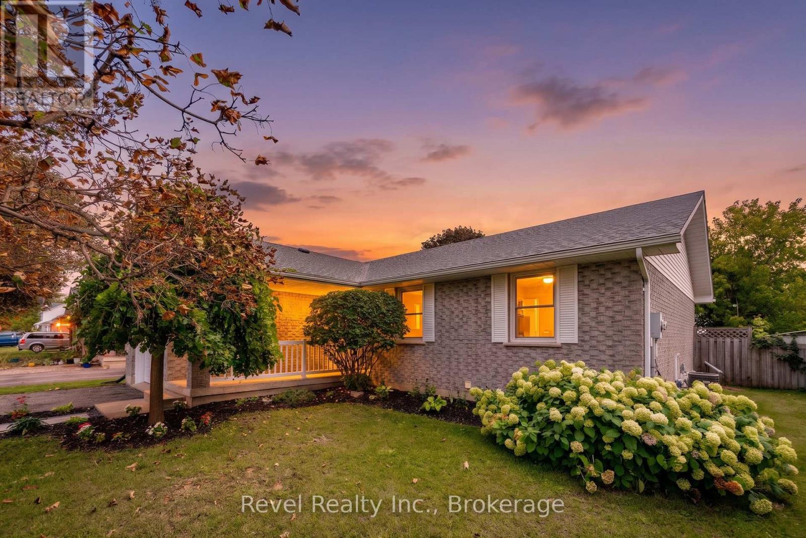 9 Crestwood Avenue, Kawartha Lakes (Lindsay), Ontario  K9V 6A7 - Photo 2 - X13697226