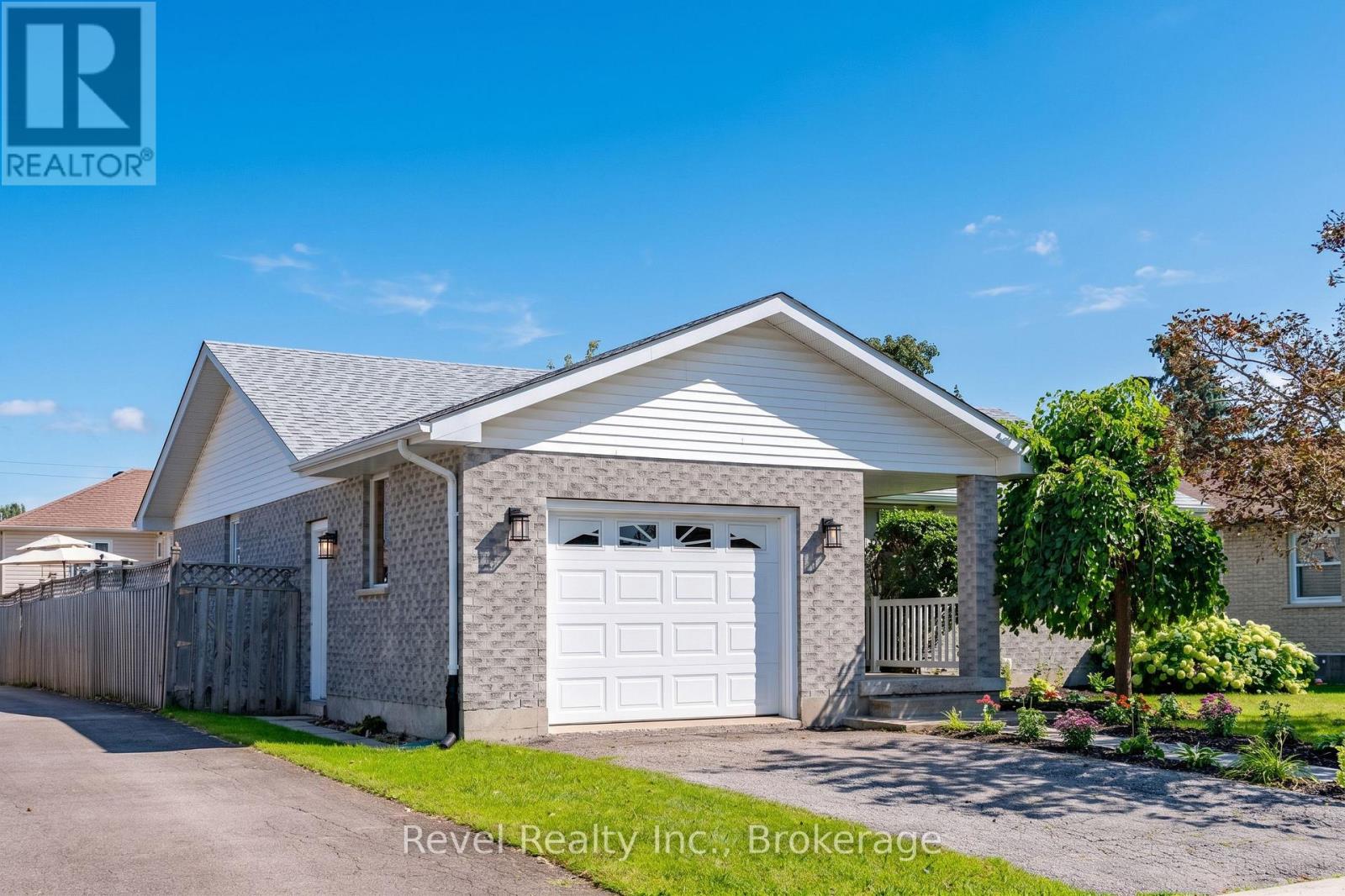 9 Crestwood Avenue, Kawartha Lakes (Lindsay), Ontario  K9V 6A7 - Photo 4 - X13697226