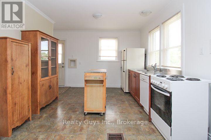 590 Mccannan Avenue, Peterborough (Town Ward 3), Ontario  K9J 4J6 - Photo 12 - X13698258
