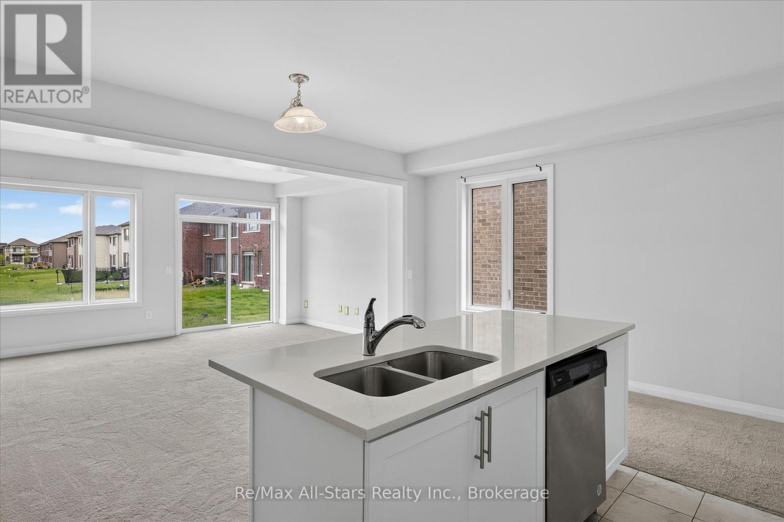 62 Corley Street, Kawartha Lakes (Lindsay), Ontario  K9V 6C2 - Photo 9 - X13699502