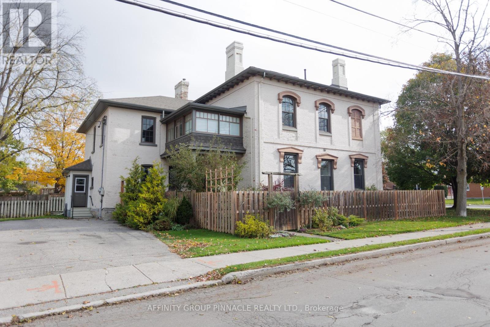 12 Russell Street E, Kawartha Lakes (Lindsay), Ontario  K9V 1Z8 - Photo 2 - X13706448