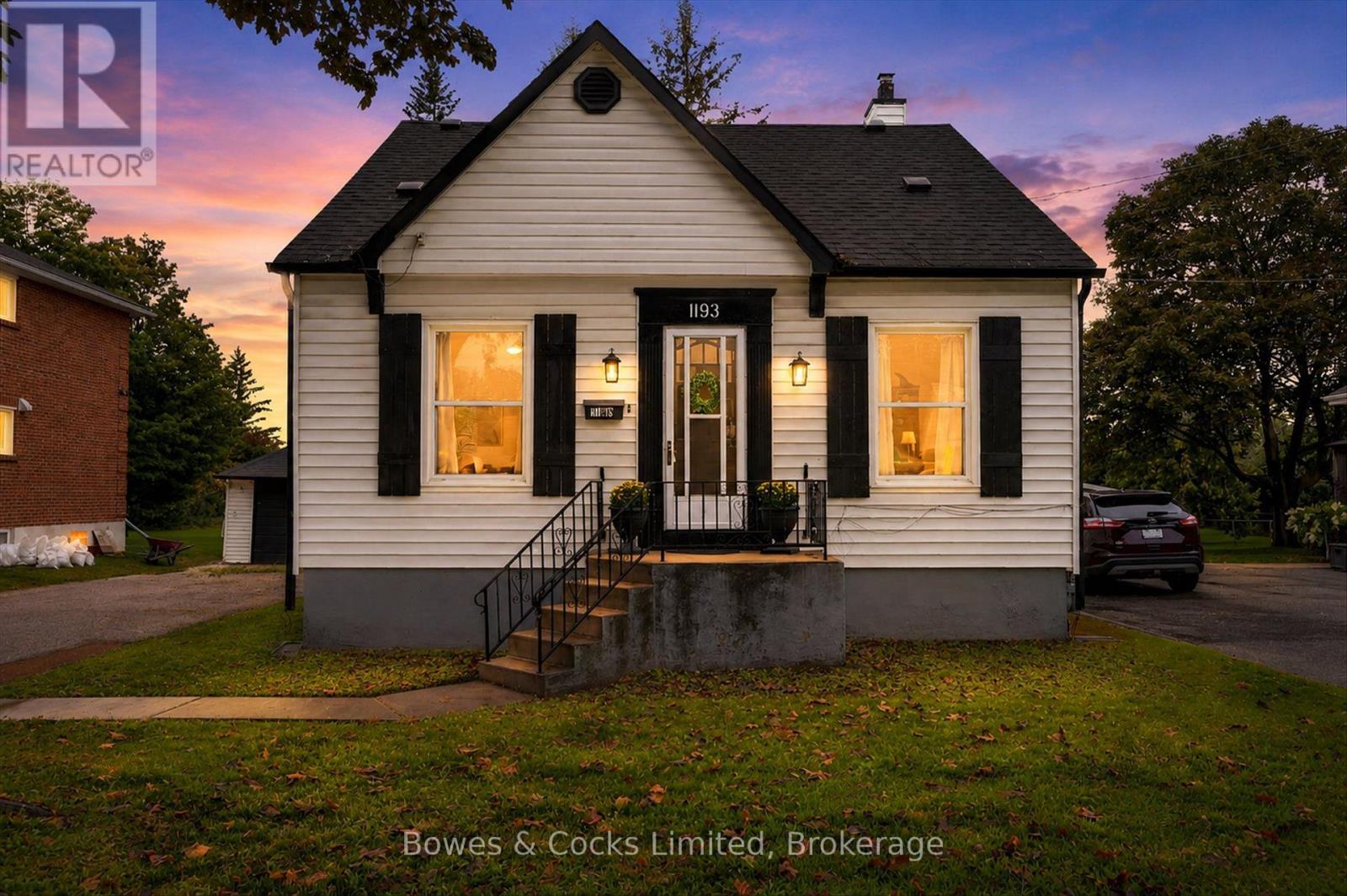 1193 Clonsilla Avenue, Peterborough (Town Ward 3), Ontario  K9J 5Y6 - Photo 2 - X13709460