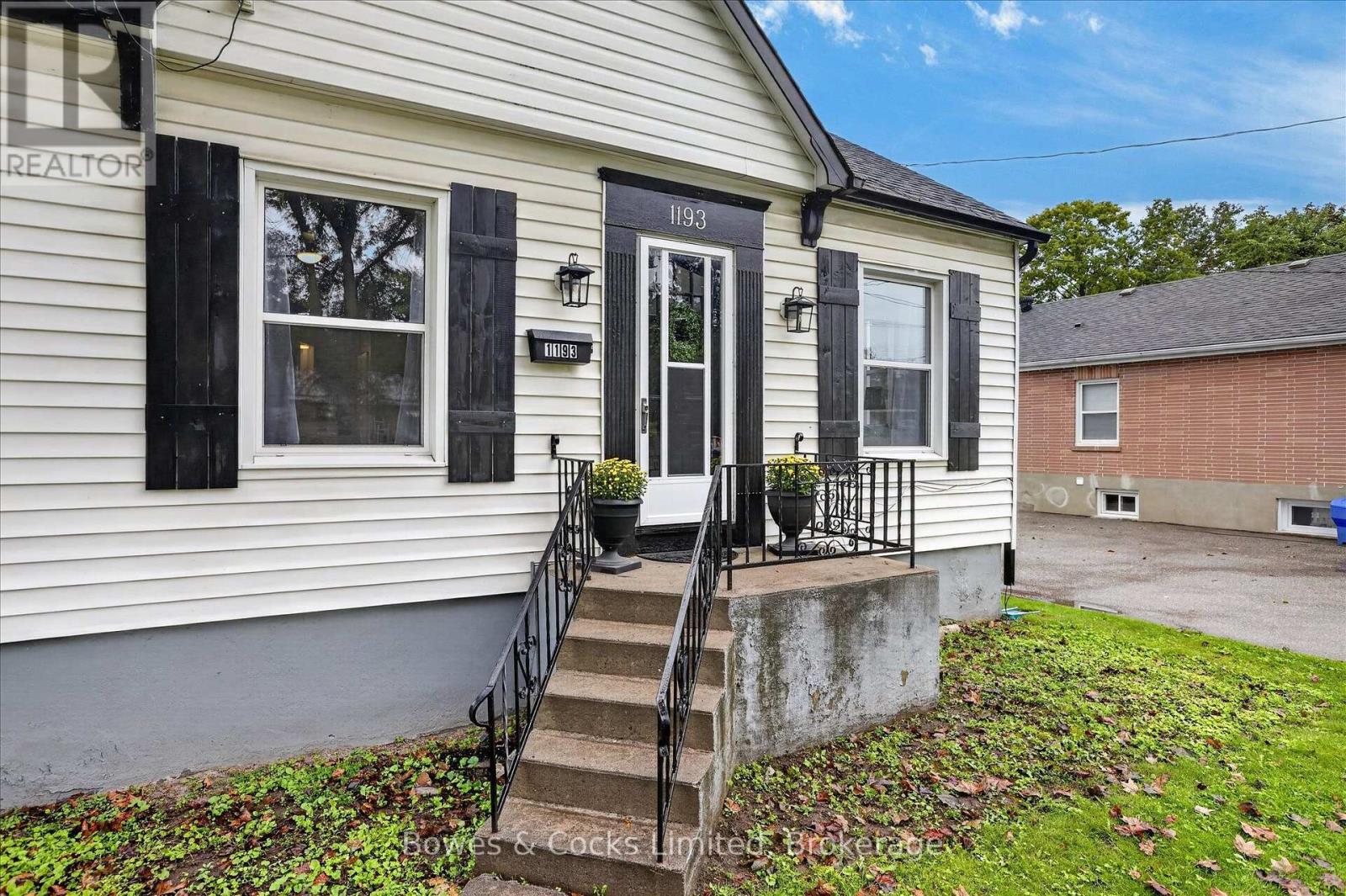 1193 Clonsilla Avenue, Peterborough (Town Ward 3), Ontario  K9J 5Y6 - Photo 4 - X13709460