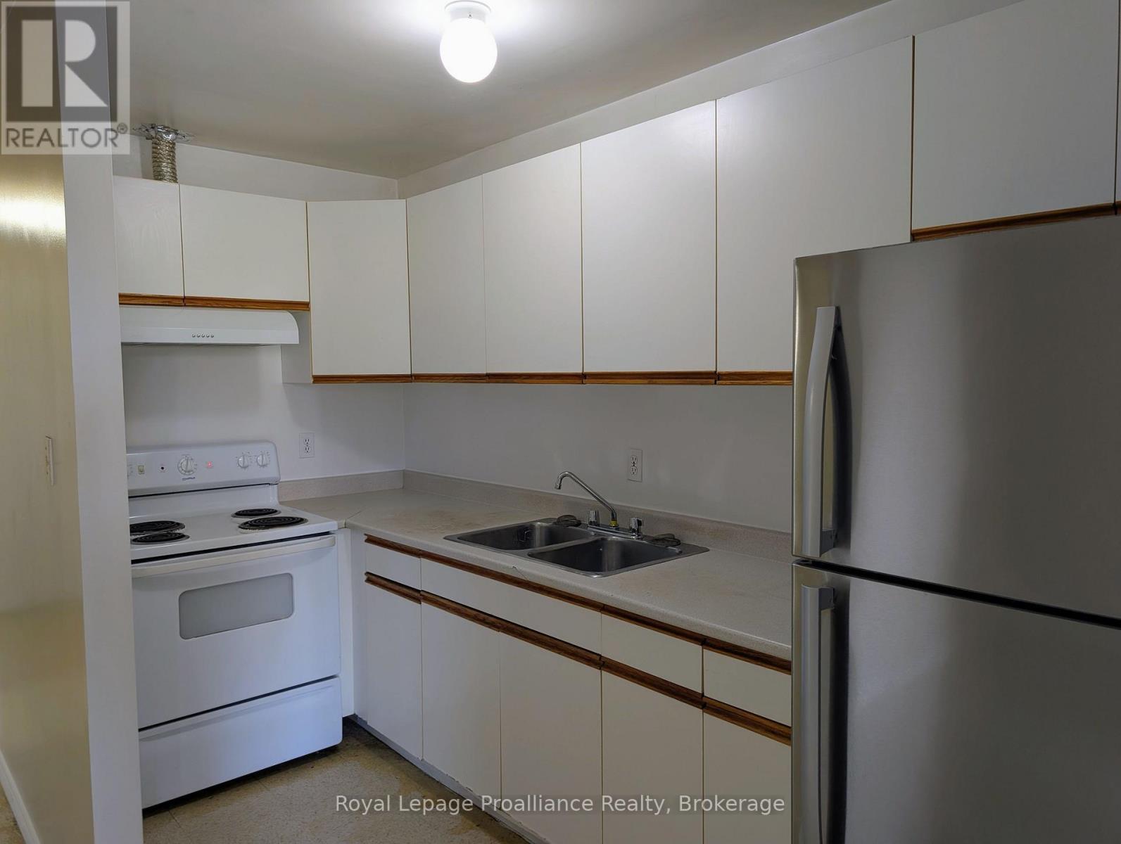 204 - 328 Aylmer Street, Peterborough (Town Ward 3), Ontario  K9H 3V6 - Photo 2 - X13714210