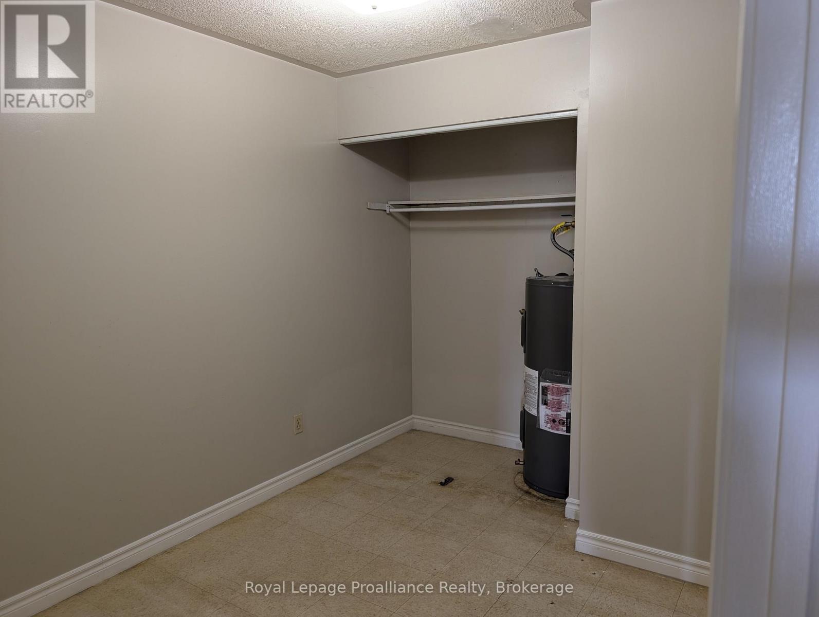 204 - 328 Aylmer Street, Peterborough (Town Ward 3), Ontario  K9H 3V6 - Photo 3 - X13714210