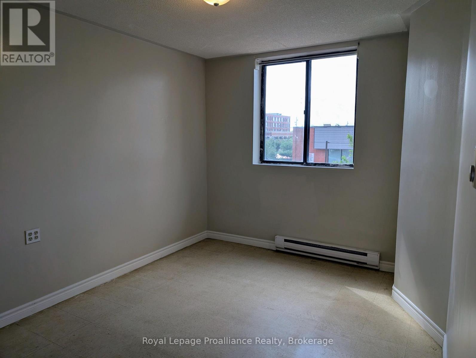204 - 328 Aylmer Street, Peterborough (Town Ward 3), Ontario  K9H 3V6 - Photo 5 - X13714210