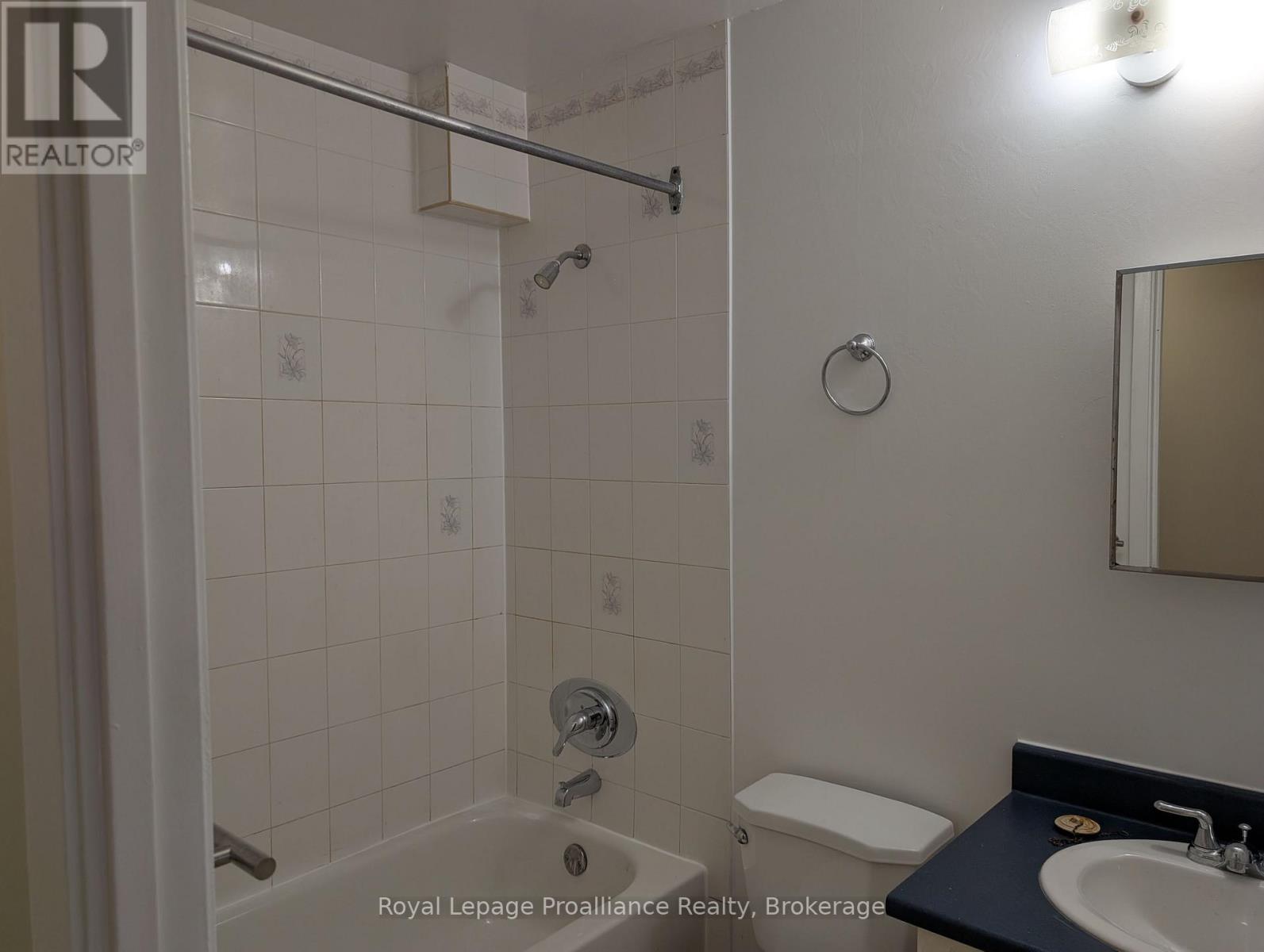 204 - 328 Aylmer Street, Peterborough (Town Ward 3), Ontario  K9H 3V6 - Photo 7 - X13714210