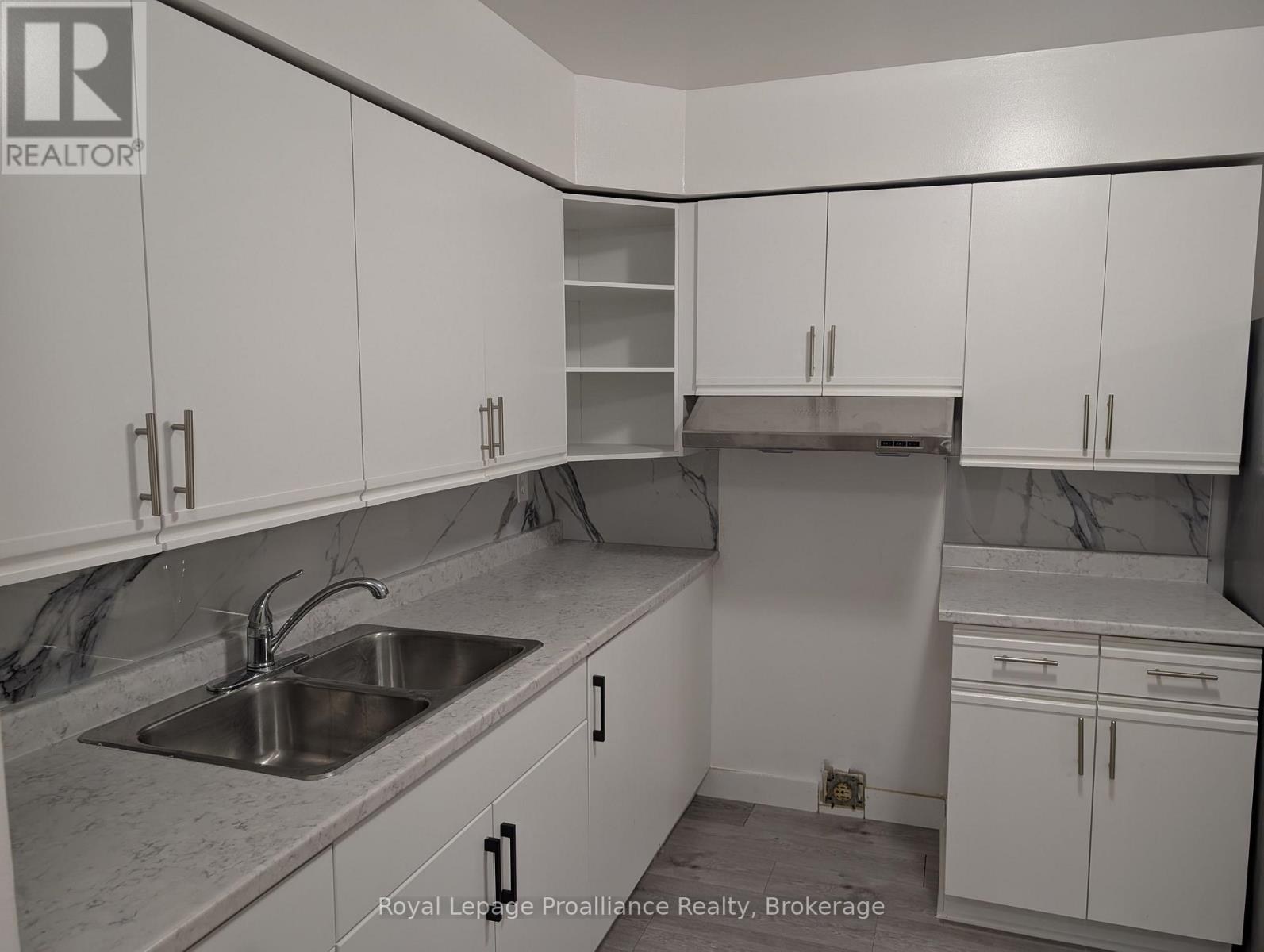 309 - 328 Aylmer Street, Peterborough (Town Ward 3), Ontario  K9H 3V6 - Photo 2 - X13714394