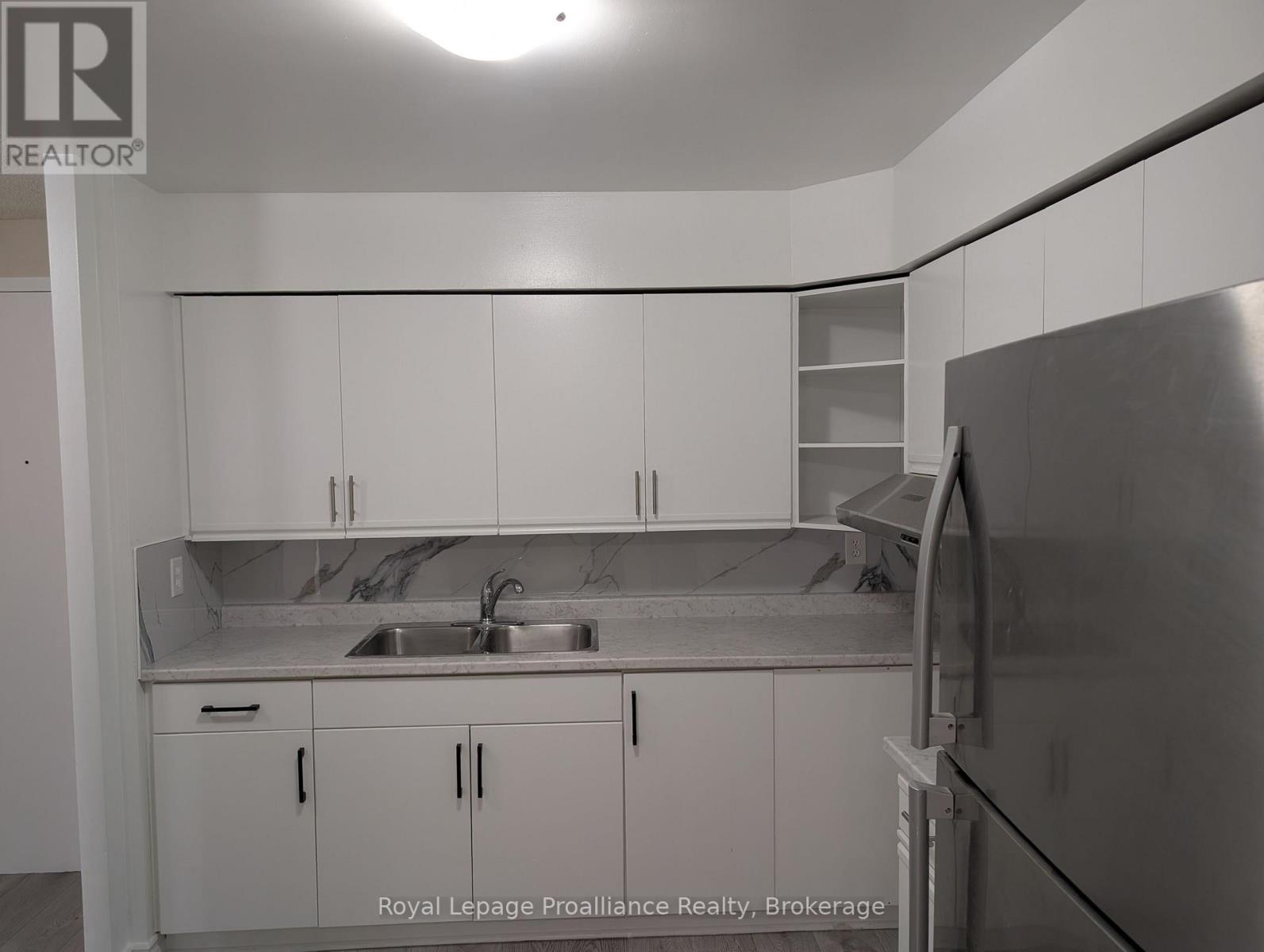 309 - 328 Aylmer Street, Peterborough (Town Ward 3), Ontario  K9H 3V6 - Photo 3 - X13714394
