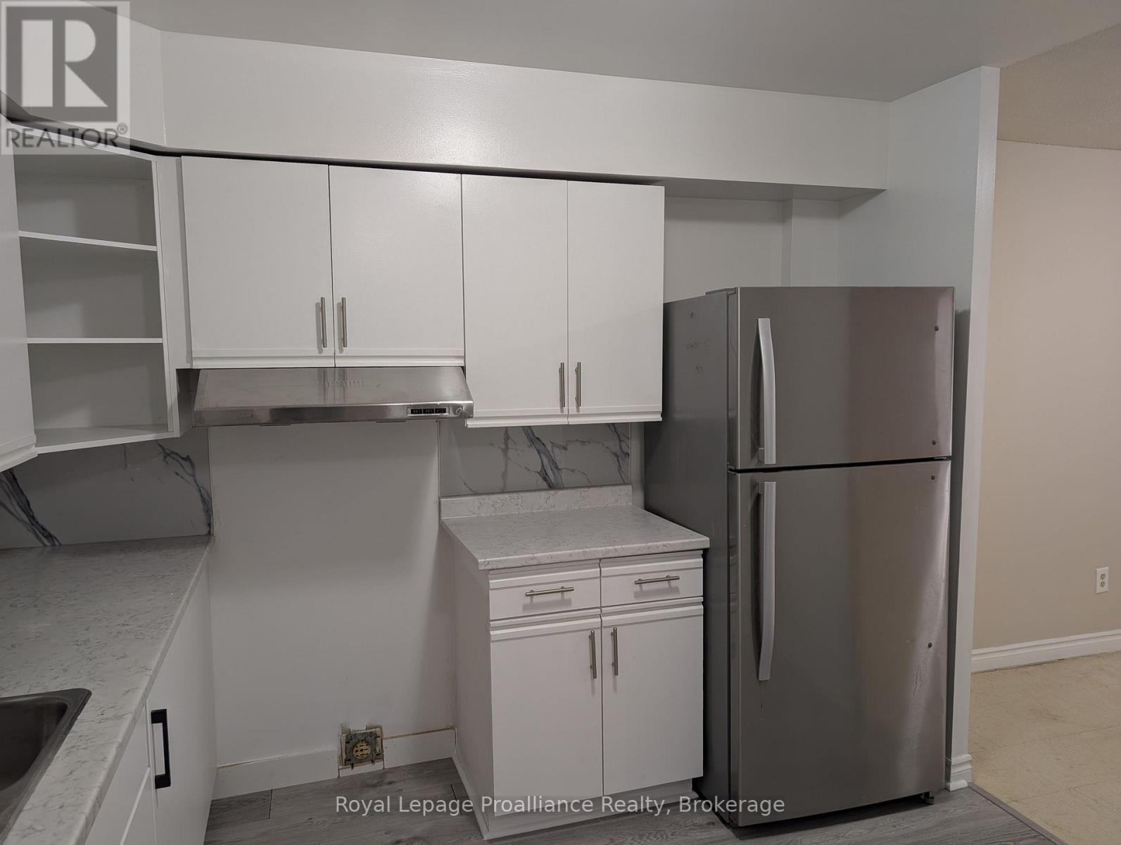 309 - 328 Aylmer Street, Peterborough (Town Ward 3), Ontario  K9H 3V6 - Photo 4 - X13714394
