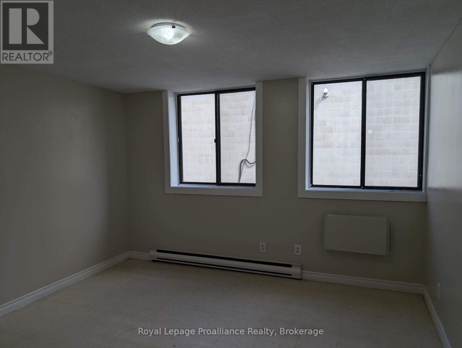 309 - 328 Aylmer Street, Peterborough (Town Ward 3), Ontario  K9H 3V6 - Photo 6 - X13714394
