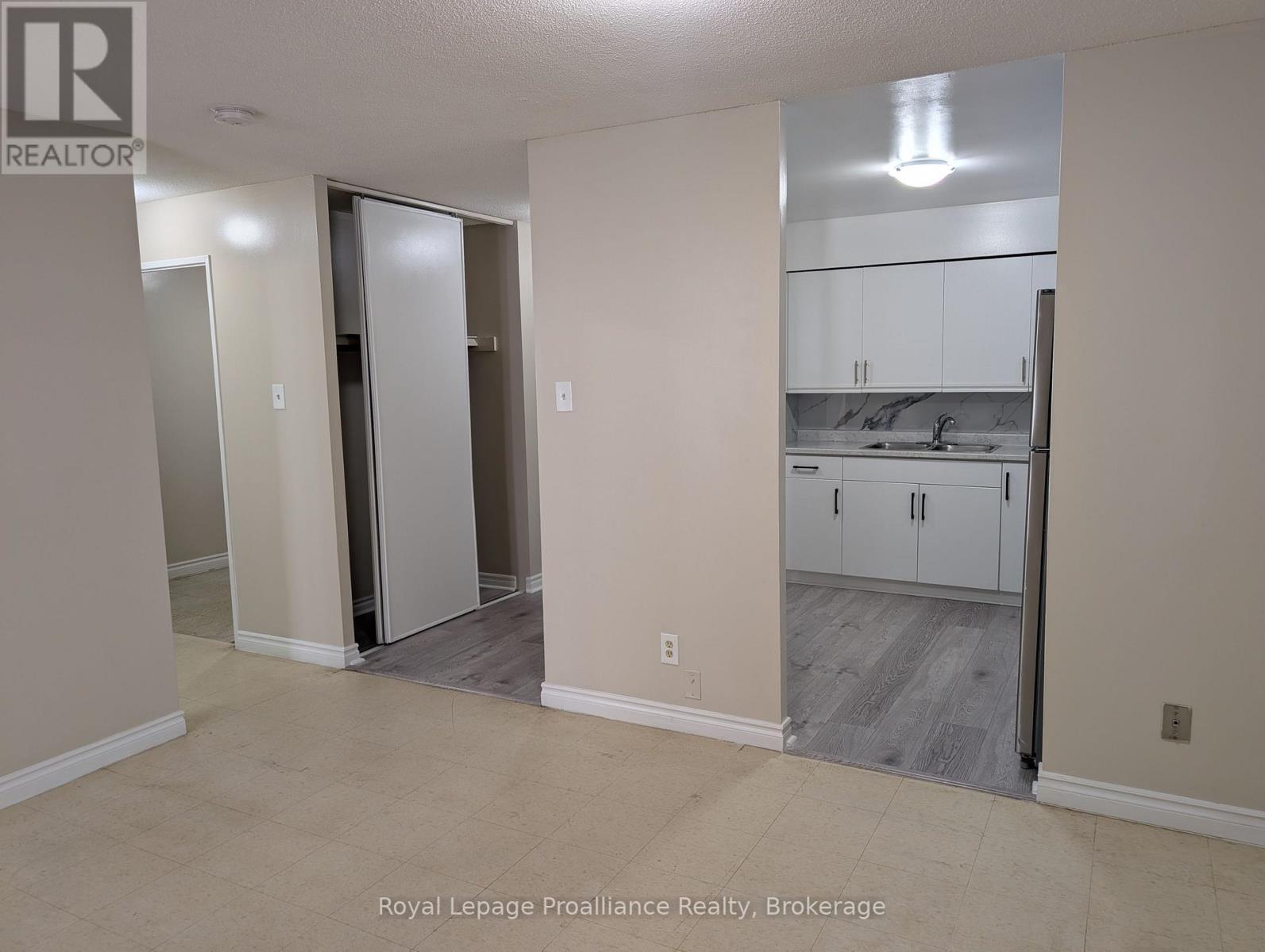 309 - 328 Aylmer Street, Peterborough (Town Ward 3), Ontario  K9H 3V6 - Photo 8 - X13714394