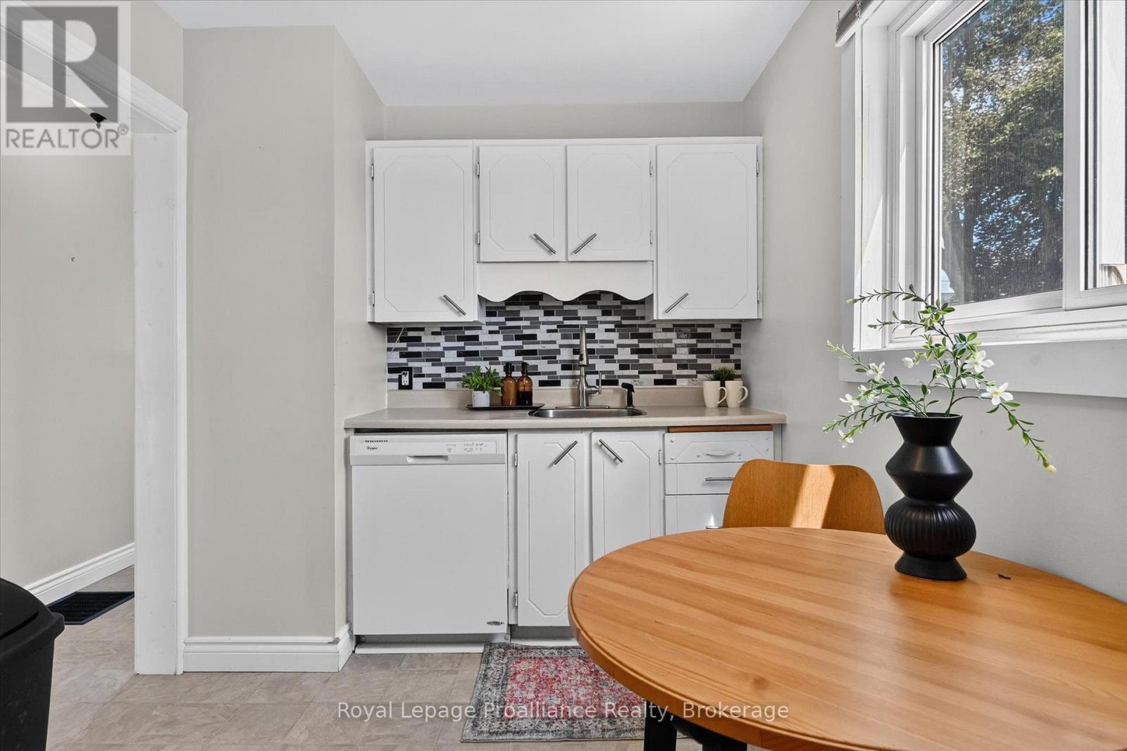 732 Gillespie Avenue, Peterborough (Otonabee Ward 1), Ontario  K9J 4B7 - Photo 12 - X13718608