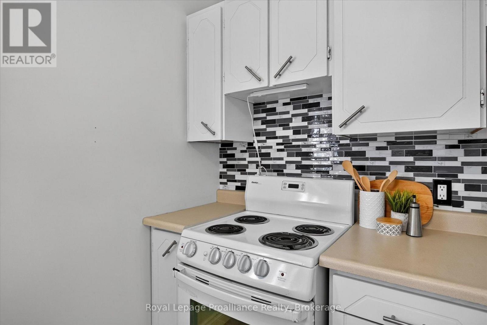 732 Gillespie Avenue, Peterborough (Otonabee Ward 1), Ontario  K9J 4B7 - Photo 15 - X13718608