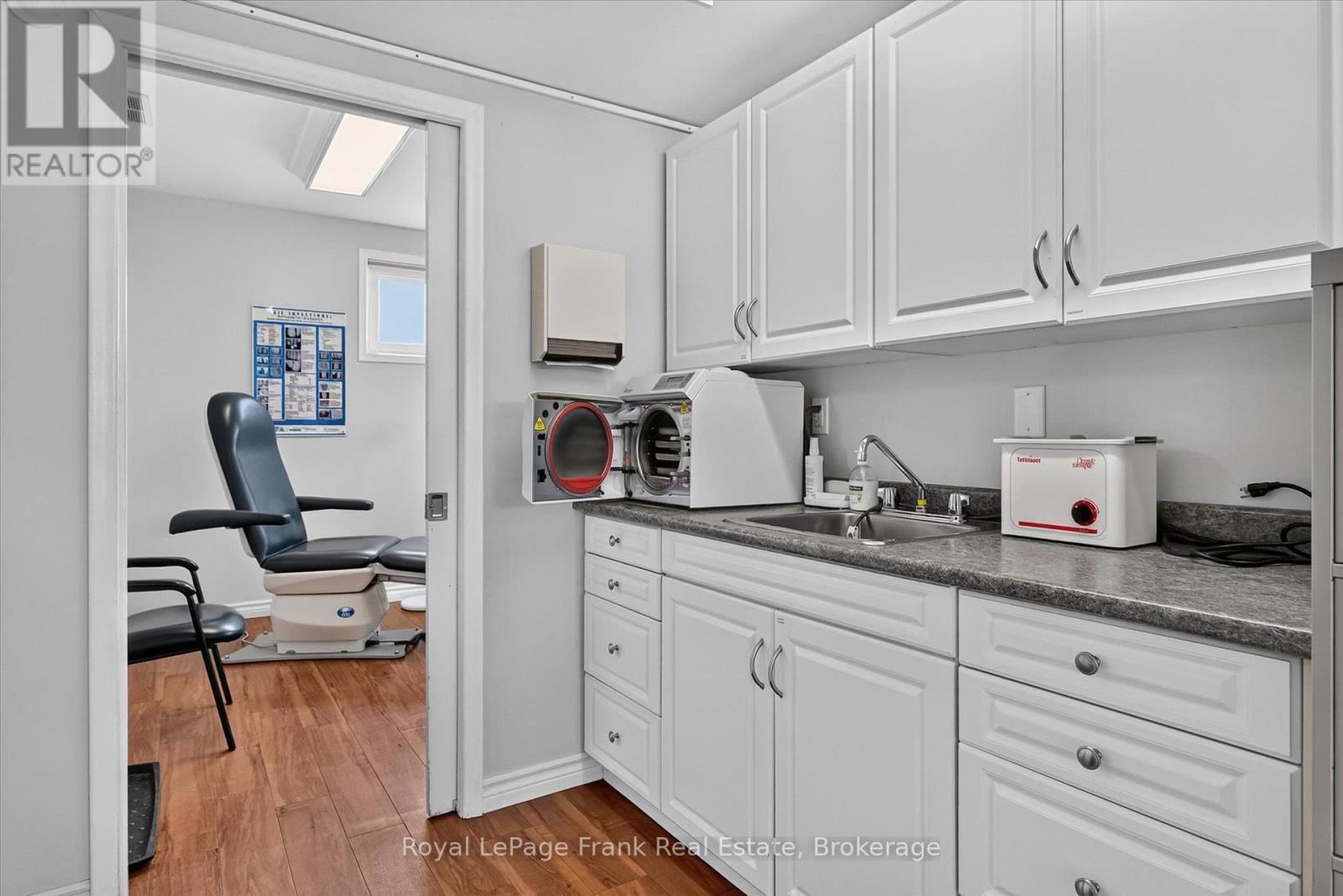 308 Charlotte Street, Peterborough (Town Ward 3), Ontario  K9J 2V7 - Photo 25 - X13723538