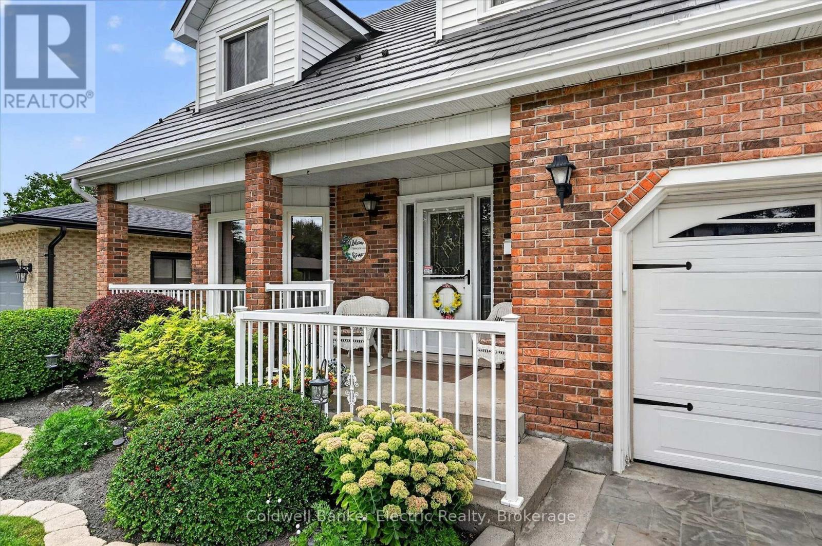 948 Smithside Court, Peterborough (Monaghan Ward 2), Ontario  K9J 8E2 - Photo 3 - X13729070
