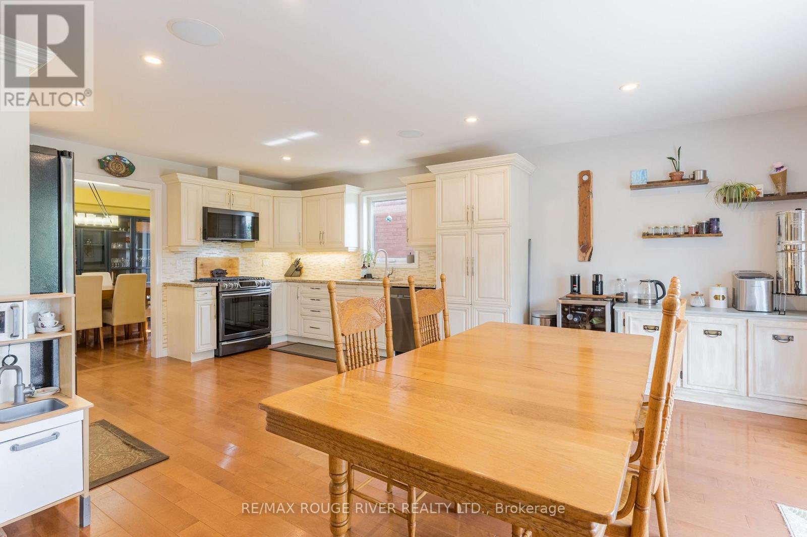 969 Avery Avenue, Peterborough (Monaghan Ward 2), Ontario  K9J 0G9 - Photo 6 - X13729186