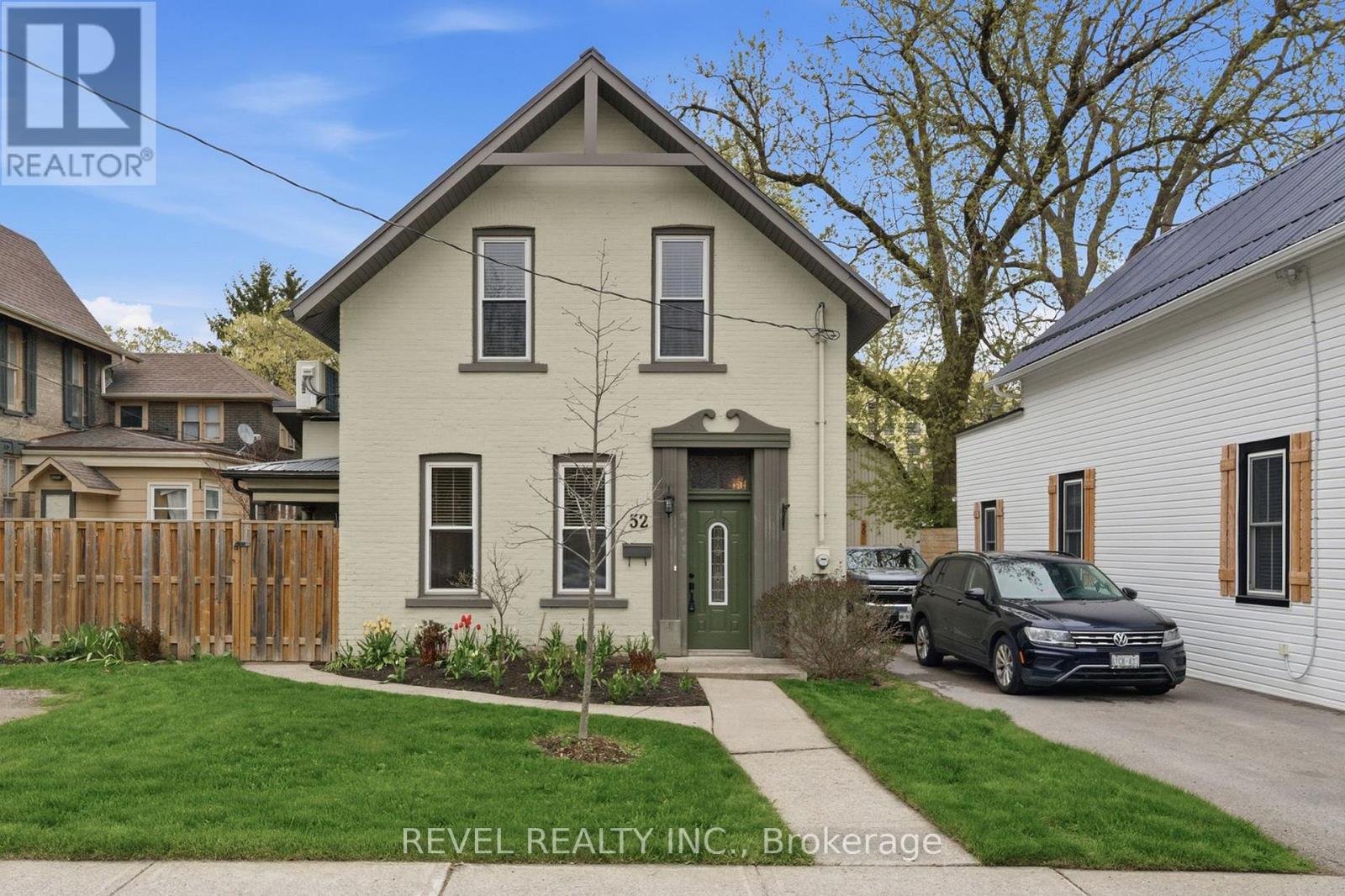 52 CAMBRIDGE STREET N, kawartha lakes (lindsay), Ontario