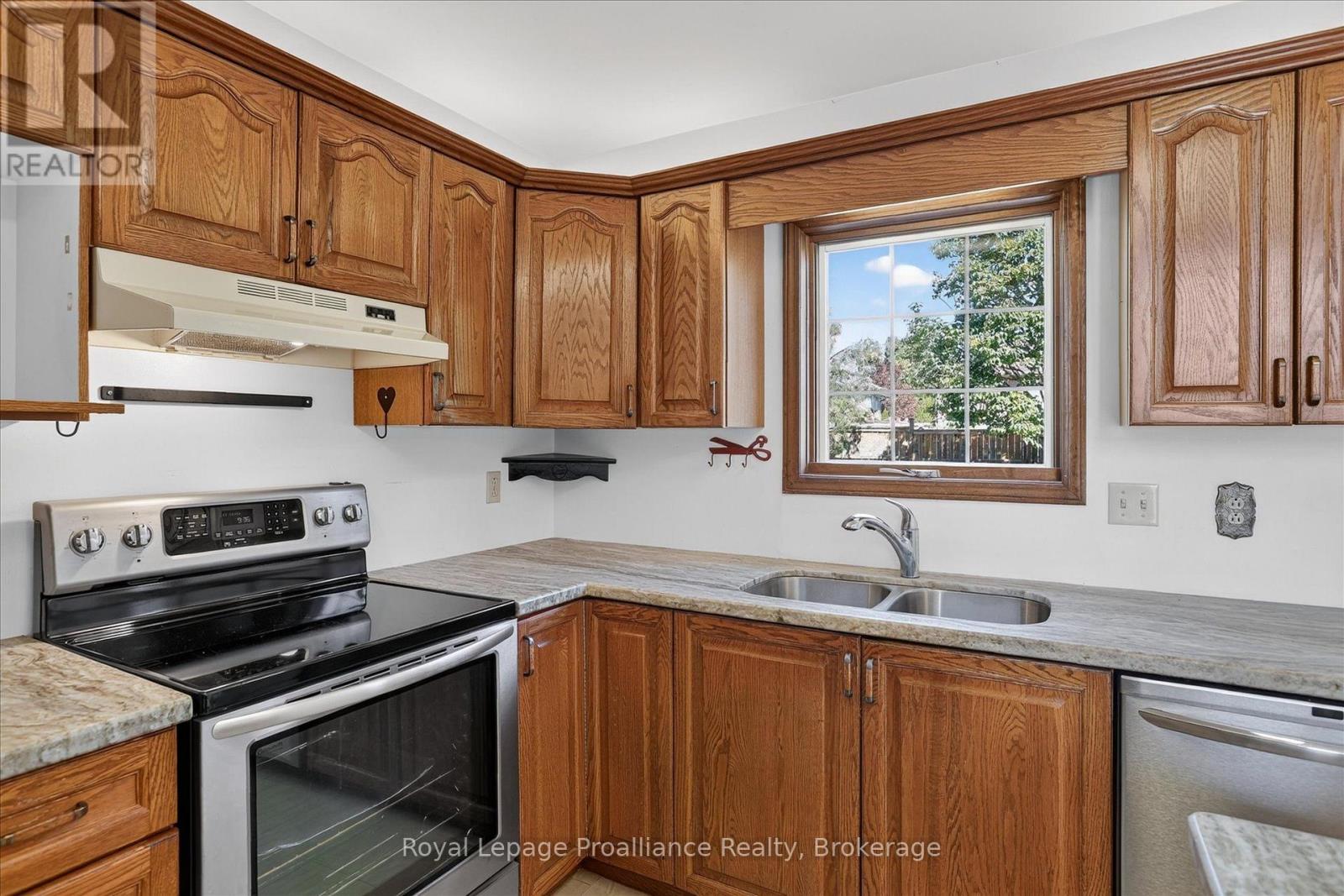 1664 Forster Avenue, Peterborough (Otonabee Ward 1), Ontario  K9K 2G6 - Photo 15 - X13736310