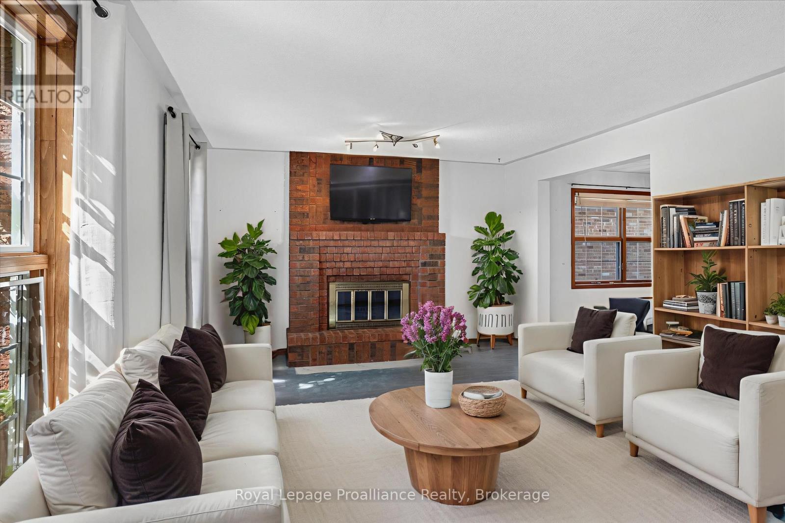 1664 Forster Avenue, Peterborough (Otonabee Ward 1), Ontario  K9K 2G6 - Photo 5 - X13736310