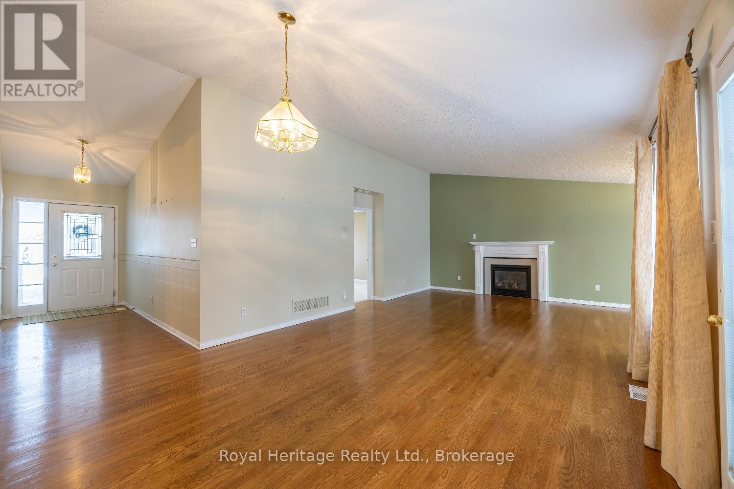 118 Bluffs Road, Clarington (Newcastle), Ontario  L1B 1A8 - Photo 4 - E13744026