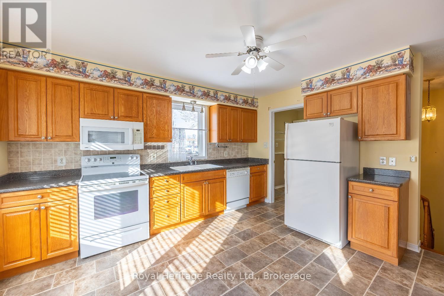 118 Bluffs Road, Clarington (Newcastle), Ontario  L1B 1A8 - Photo 9 - E13744026