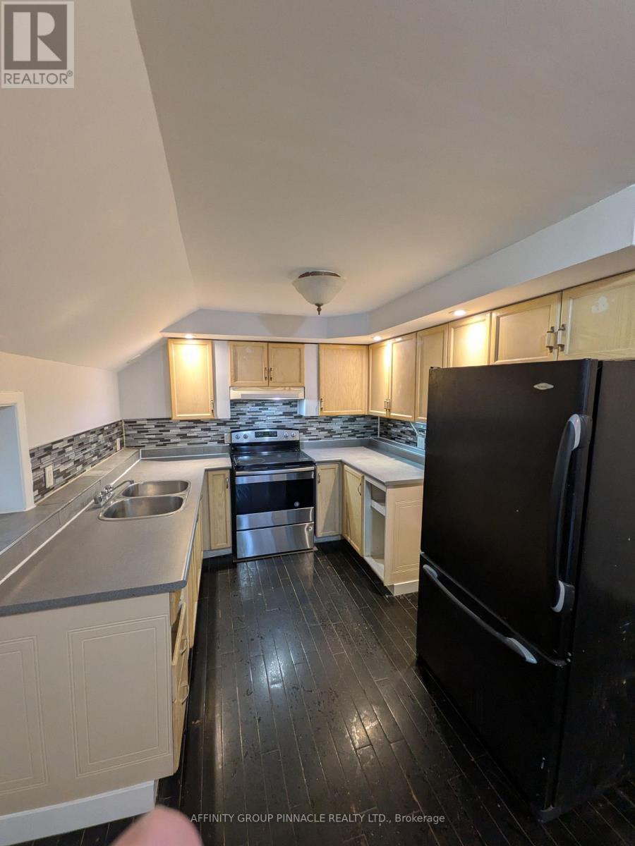 12 Russell Street W, Kawartha Lakes (Lindsay), Ontario  K9V 2W6 - Photo 2 - X13746520