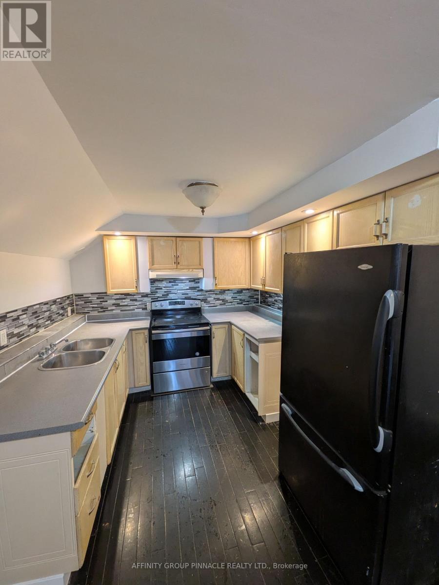 12 Russell Street W, Kawartha Lakes (Lindsay), Ontario  K9V 2W6 - Photo 3 - X13746520