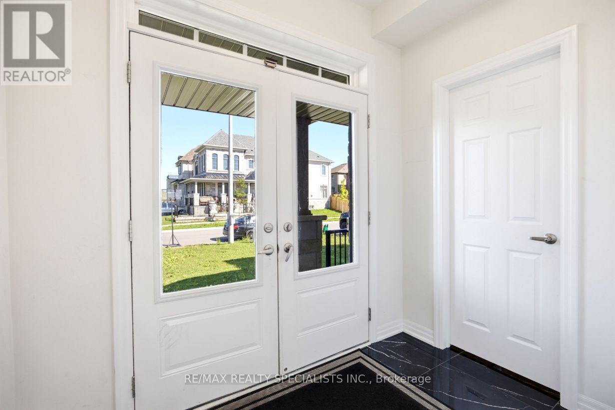 27 Salmon Crescent, Clarington (Newcastle), Ontario  L1B 1L9 - Photo 4 - E13749026