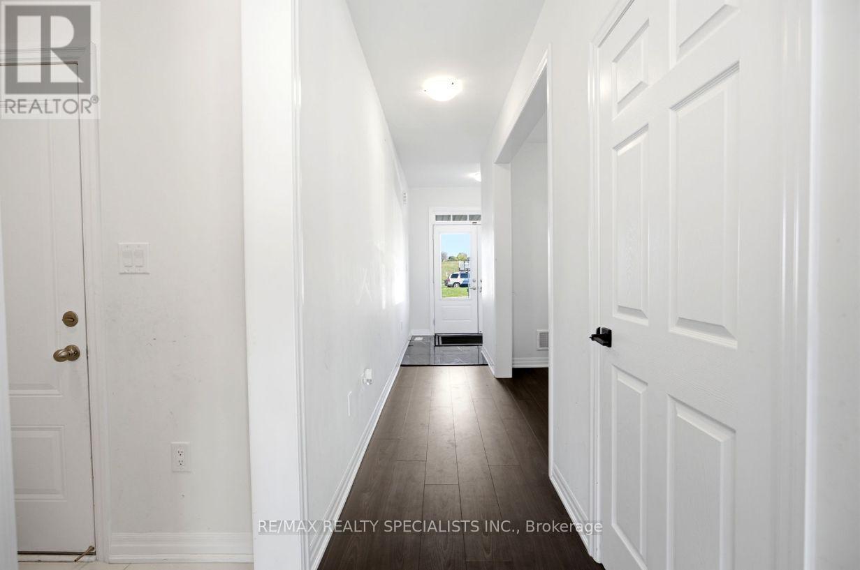 27 Salmon Crescent, Clarington (Newcastle), Ontario  L1B 1L9 - Photo 6 - E13749026