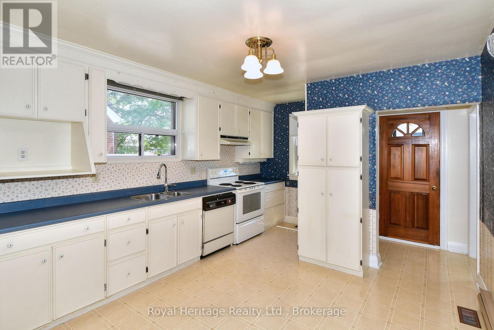 476 King George Street, Peterborough (Otonabee Ward 1), Ontario  K9J 1S1 - Photo 4 - X13755124