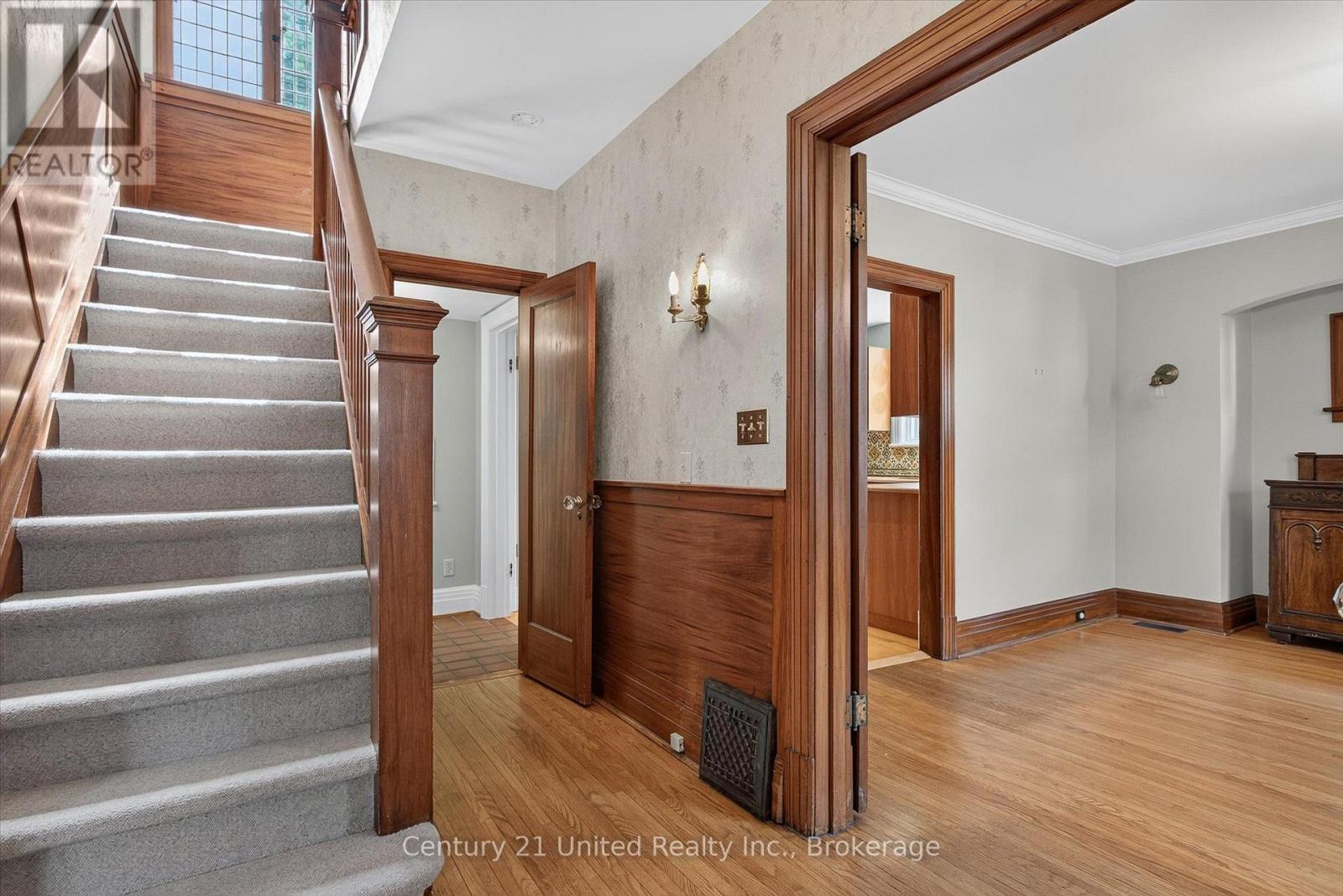 627 Gilmour Street, Peterborough (Town Ward 3), Ontario  K9J 4T9 - Photo 3 - X13756664