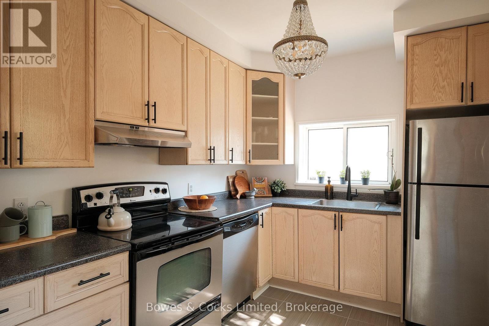 599 Gilmour Street, Peterborough (Town Ward 3), Ontario  K9H 2K3 - Photo 12 - X13760970