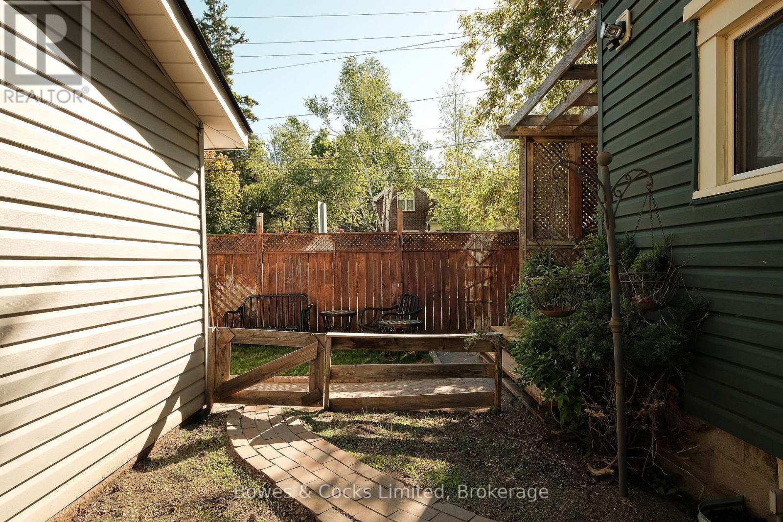 599 Gilmour Street, Peterborough (Town Ward 3), Ontario  K9H 2K3 - Photo 35 - X13760970