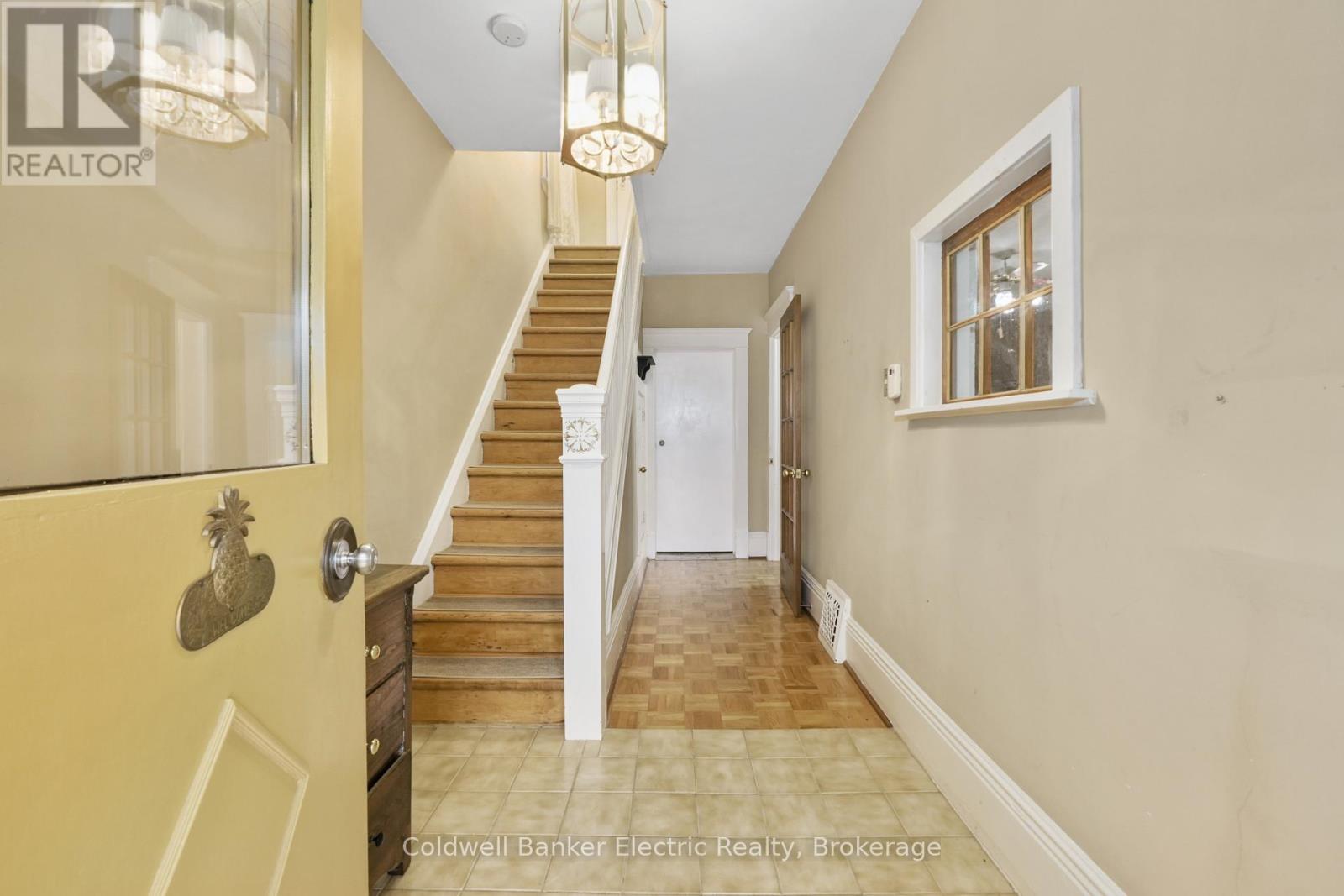 553 Chamberlain Street, Peterborough (Town Ward 3), Ontario  K9J 4L6 - Photo 5 - X13764972