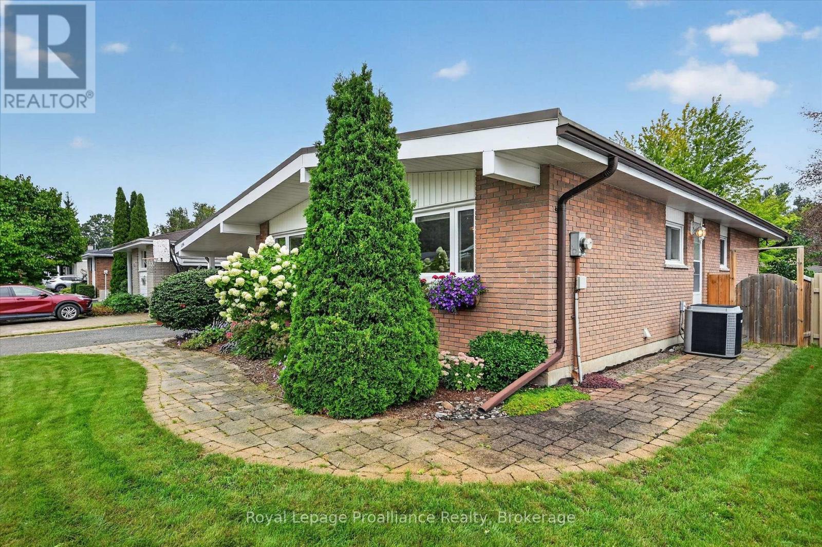 1296 Hudson Street, Peterborough (Northcrest Ward 5), Ontario  K9H 6Z8 - Photo 3 - X13780136
