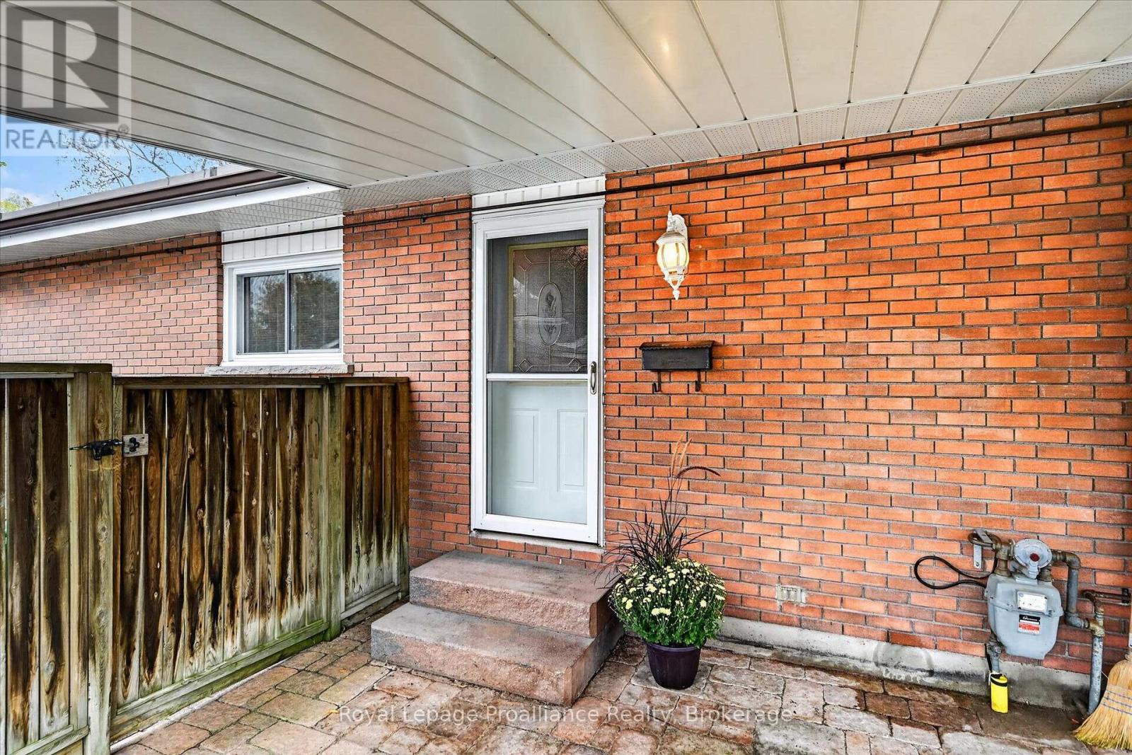 1296 Hudson Street, Peterborough (Northcrest Ward 5), Ontario  K9H 6Z8 - Photo 4 - X13780136